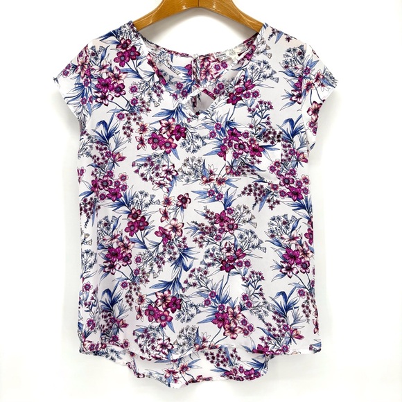 Pink Rose Vintage Blue & Pink Floral Criss Cross V-Neck Short Sleeve Top, Medium - Picture 13 of 16